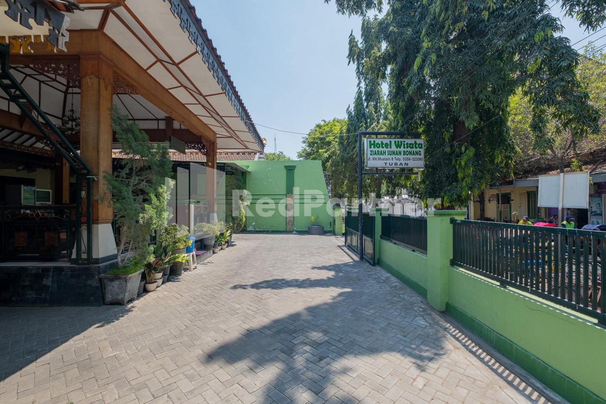 Hotel Wisata Ziarah Sunan Bonang Syariah Mitra Reddoorz Tuban  Exterior foto